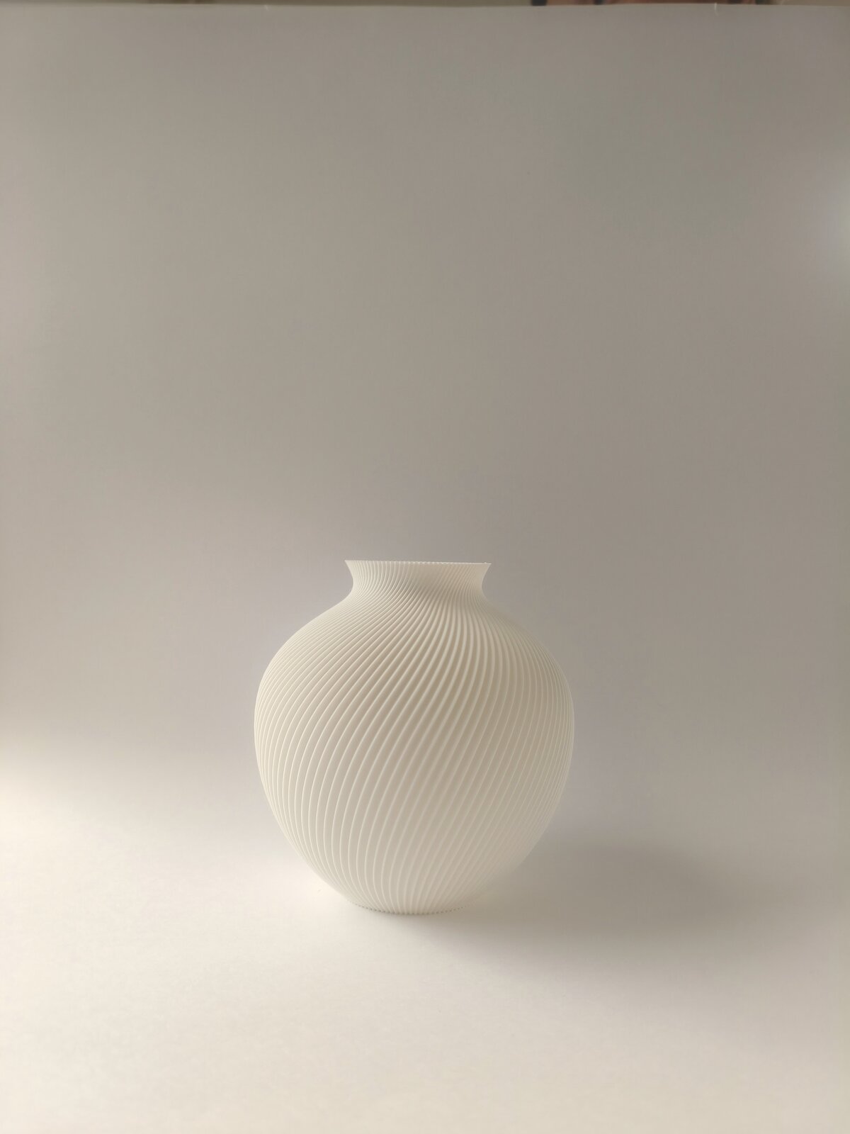 Nautilus Vase Quartz White FRONT