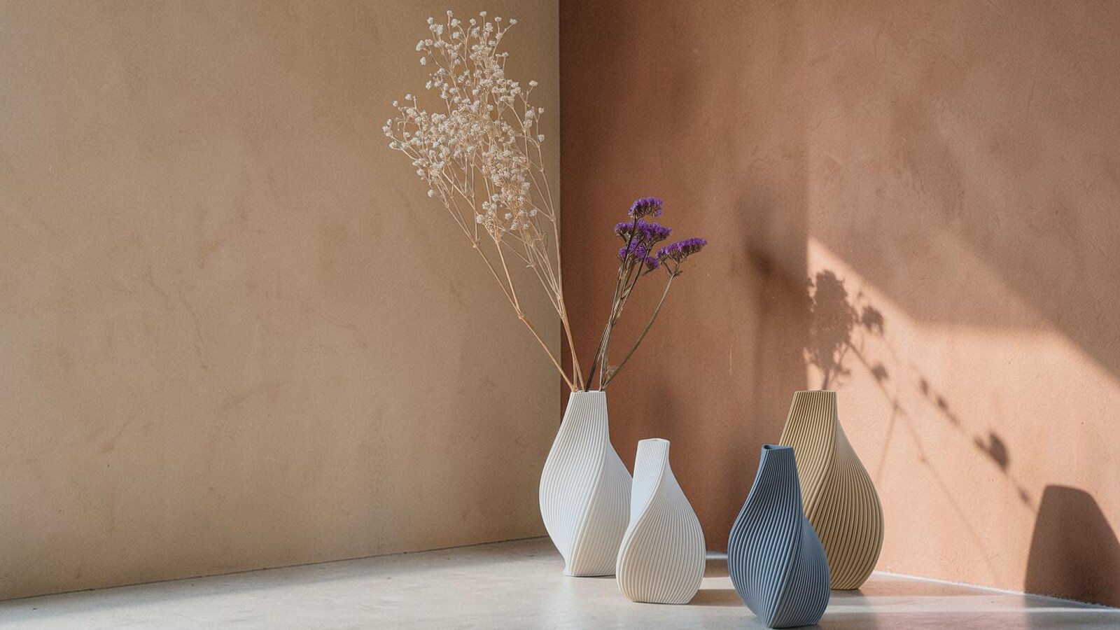 Vortex Vase 3色 Quartz White / Stone Grey / Sand Beige とドライフラワー