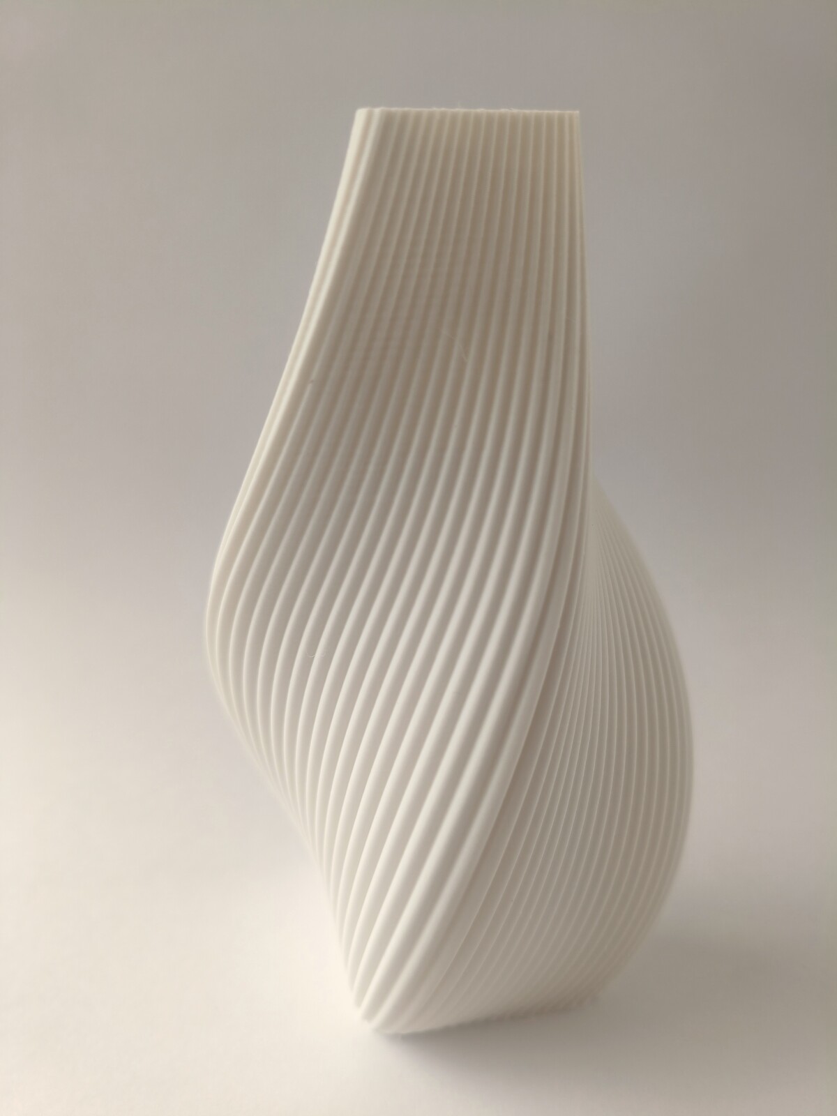 Vortex Vase Quartz White MACRO